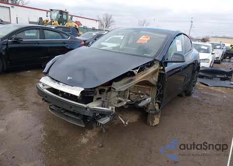 2025 Tesla Model Y Long Range Dual Motor All-Wheel Drive z USA, uszkodzony, nr VIN 7SAYGDEE8SF290411